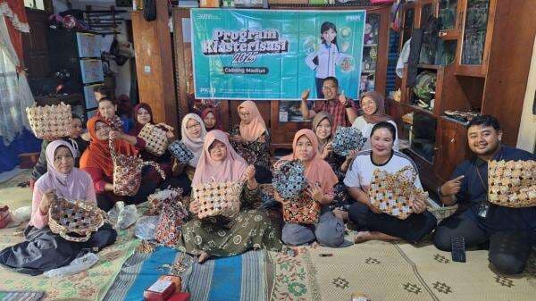 PNM Ajak Nasabah Ubah Limbah Plastik Jadi Sumber Pendapatan PNM Ajak Nasabah Ubah Limbah Plastik Jadi Sumber Pendapatan