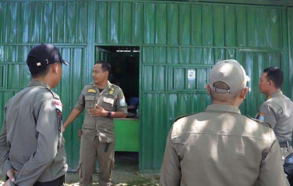 Satpol PP Tutup Warung Siman Ponorogo, Diduga Jadi Tempat Esek-Esek Satpol PP Tutup Warung Siman Ponorogo, Diduga Jadi Tempat Esek-Esek