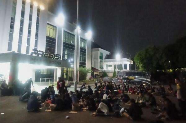 Suporter Bola Bentrok di Rest Area Tol Jagorawi, Polisi Amankan 103 Orang Suporter Bola Bentrok di Rest Area Tol Jagorawi, Polisi Amankan 103 Orang