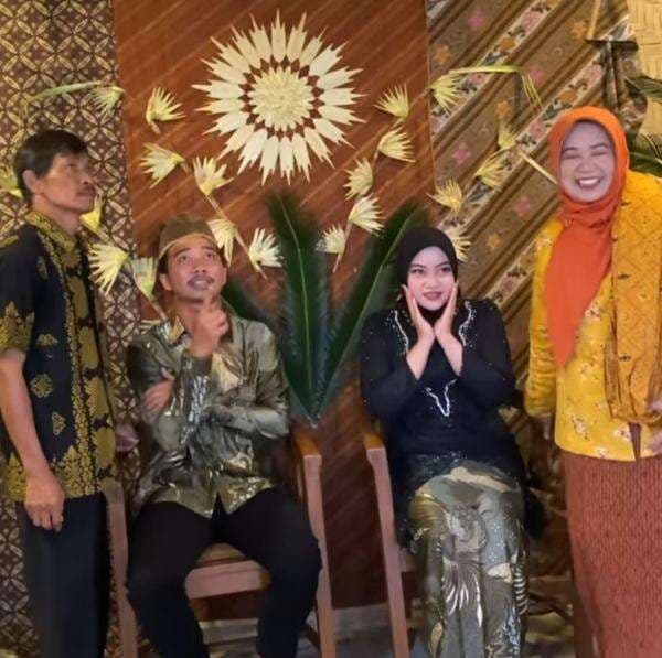 7 Potret Viral Pernikahan Bertema 70-an di Banyuwangi, Bakal Jadi Tren? 7 Potret Viral Pernikahan Bertema 70-an di Banyuwangi, Bakal Jadi Tren?