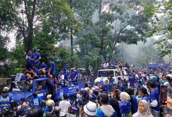 Ribuan Bobotoh Turun ke Jalan, Ramaikan Pawai Juara Persib Bandung Ribuan Bobotoh Turun ke Jalan, Ramaikan Pawai Juara Persib Bandung