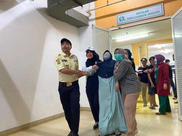 Istri Epy Kusnandar Nyaris Pingsan, Tak Kuat Lihat Jenazah Suami Dibawa ke Rumah Duka Istri Epy Kusnandar Nyaris Pingsan, Tak Kuat Lihat Jenazah Suami Dibawa ke Rumah Duka