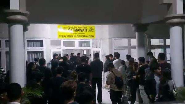 Lula Lahfah Meninggal Dunia, Young Lex hingga Keanu Agl Sambangi Rumah Duka Lula Lahfah Meninggal Dunia, Young Lex hingga Keanu Agl Sambangi Rumah Duka