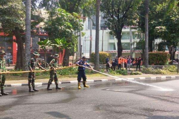 Situasi di Mako Brimob Kwitang Kondusif, TNI dan Damkar Bersihkan Sisa-sisa Demo Situasi di Mako Brimob Kwitang Kondusif, TNI dan Damkar Bersihkan Sisa-sisa Demo