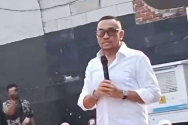 Ahmad Sahroni Sindir Penjarah Rumahnya: Boro-Boro Bayar Pajak, Pasti Nunggu Sembako Ahmad Sahroni Sindir Penjarah Rumahnya: Boro-Boro Bayar Pajak, Pasti Nunggu Sembako