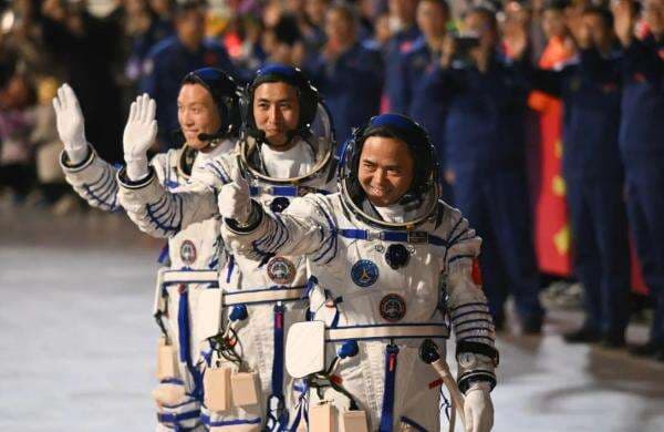 Identitas 3 Astronaut China yang Terdampar di Luar Angkasa Terungkap! Identitas 3 Astronaut China yang Terdampar di Luar Angkasa Terungkap!