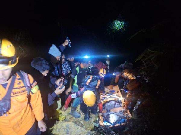 Tim Sar Evakuasi Enam Remaja Terjebak di Hutan Tim Sar Evakuasi Enam Remaja Terjebak di Hutan