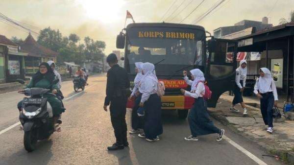 Brimob Polda Jabar Luncurkan Bus Sekolah Gratis Pelajar di Pelosok Tasikmalaya, Simak Rutenya Brimob Polda Jabar Luncurkan Bus Sekolah Gratis Pelajar di Pelosok Tasikmalaya, Simak Rutenya