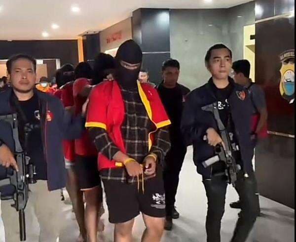 Polda Sulsel Umumkan 29 Tersangka Pembakar Gedung DPRD Sulsel dan DPRD Makassar Polda Sulsel Umumkan 29 Tersangka Pembakar Gedung DPRD Sulsel dan DPRD Makassar