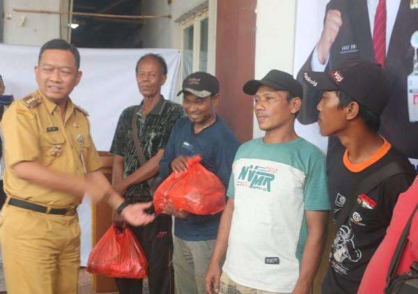 Nelayan Terdampak Kebakaran Dapat Bantuan 480 Paket Sembako Nelayan Terdampak Kebakaran Dapat Bantuan 480 Paket Sembako