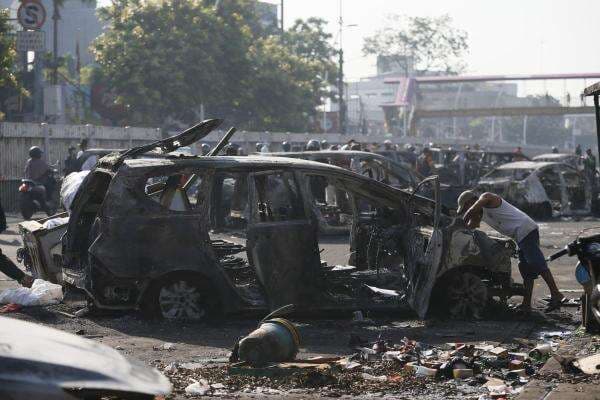 Foto-Foto Jejak Aksi Massa: Halte Terbakar, Fasilitas Umum Dirusak, dan Penjarahan Foto-Foto Jejak Aksi Massa: Halte Terbakar, Fasilitas Umum Dirusak, dan Penjarahan