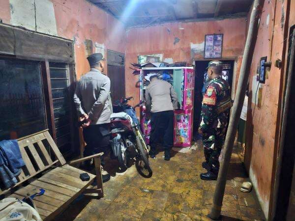 Polisi Gerebek Markas Geng Motor Temukan Senjata Tajam di Rumah Kosong Polisi Gerebek Markas Geng Motor Temukan Senjata Tajam di Rumah Kosong
