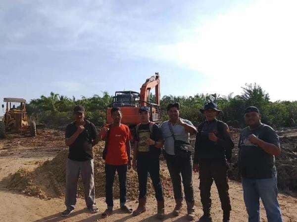 PT Sumatera Riang Lestari Kerahkan Alat Berat, Perbaiki Jalan Rusak di Darul Aman PT Sumatera Riang Lestari Kerahkan Alat Berat, Perbaiki Jalan Rusak di Darul Aman