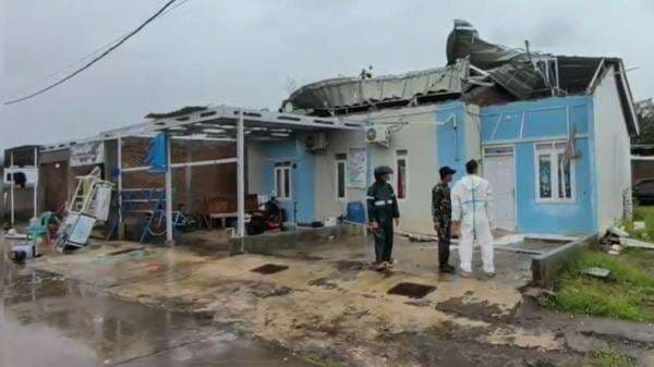 Puting Beliung Mengamuk di Maros, Belasan Rumah Rusak dan Bocah 5 Tahun Tersangkut di Atap Puting Beliung Mengamuk di Maros, Belasan Rumah Rusak dan Bocah 5 Tahun Tersangkut di Atap