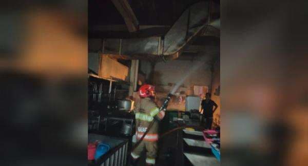 Dapur Rumah Makan Terbakar di Jalan Veteran Bojonegoro, Ini Penyebabnya Dapur Rumah Makan Terbakar di Jalan Veteran Bojonegoro, Ini Penyebabnya