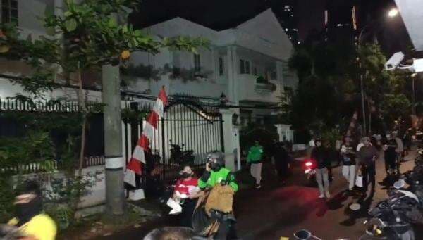 Rumah Eko Patrio di Kuningan Digeruduk Massa Rumah Eko Patrio di Kuningan Digeruduk Massa