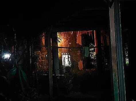 Korsleting, Tiang Listrik dan Rumah Kosong Nyaris Hangus Terbakar di Palangka Raya Korsleting, Tiang Listrik dan Rumah Kosong Nyaris Hangus Terbakar di Palangka Raya