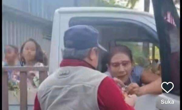Viral Susi Pudjiastuti Kendarai Mobil Pikap Minta Rokok Sebatang, Netizen Auto Kaget: Merakyat Viral Susi Pudjiastuti Kendarai Mobil Pikap Minta Rokok Sebatang, Netizen Auto Kaget: Merakyat