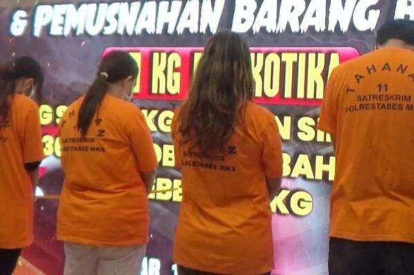 Polisi Tangkap 4 Penculik Balita 4 Tahun di Makassar, Dijual ke SAD Rp80 Juta Polisi Tangkap 4 Penculik Balita 4 Tahun di Makassar, Dijual ke SAD Rp80 Juta