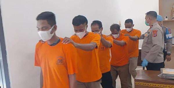 Polisi Ungkap Sindikat Pencuri Kerbau Antar-Kabupaten di Sumba Timur, Lima Tersangka Diamankan Polisi Ungkap Sindikat Pencuri Kerbau Antar-Kabupaten di Sumba Timur, Lima Tersangka Diamankan