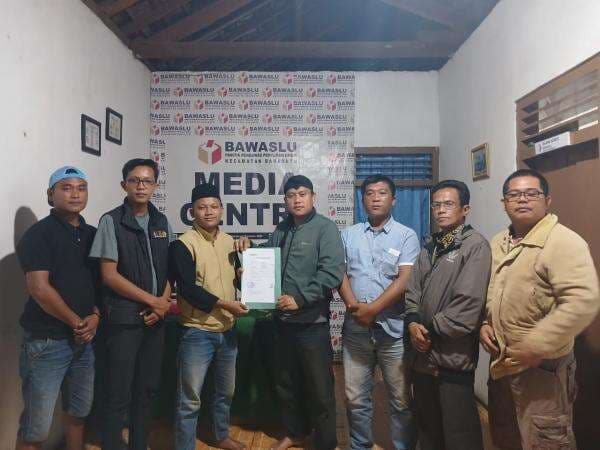 Tim Relawan Ali Rahman-Ayu Laporkan Dugaan Money Politik 01 Kadapi-Cik Raden ke Bawaslu Tim Relawan Ali Rahman-Ayu Laporkan Dugaan Money Politik 01 Kadapi-Cik Raden ke Bawaslu