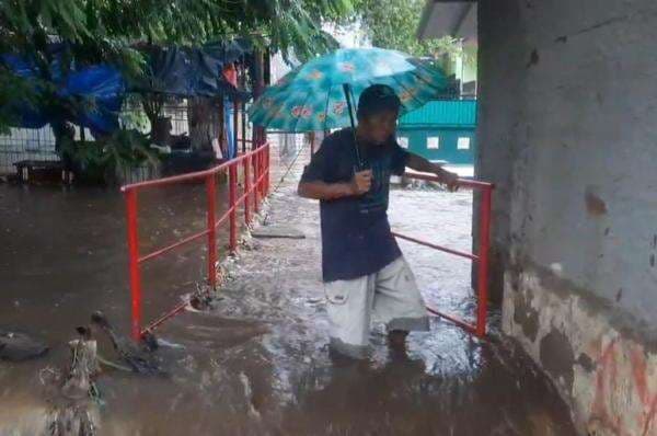 Banjir Rendam Permukiman di Jatinegara Jaktim usai Hujan, Aktivitas Warga Terganggu Banjir Rendam Permukiman di Jatinegara Jaktim usai Hujan, Aktivitas Warga Terganggu