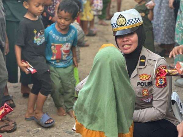 Polwan Polres Gowa Beri Kejutan Manis untuk Anak-Anak dan Warga di Desa Taeng Polwan Polres Gowa Beri Kejutan Manis untuk Anak-Anak dan Warga di Desa Taeng