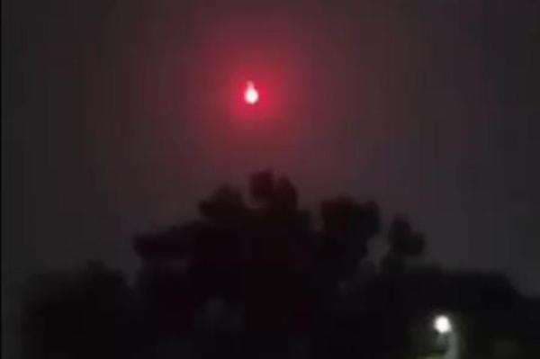 Viral! Benda Diduga Meteor Jatuh dari Langit Cirebon, Disertai Suara Dentuman Viral! Benda Diduga Meteor Jatuh dari Langit Cirebon, Disertai Suara Dentuman