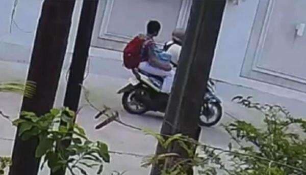 CCTV Rekam Siswa Pelaku Ledakan SMAN 72 Bawa Dua Tas Sebelum Kejadian CCTV Rekam Siswa Pelaku Ledakan SMAN 72 Bawa Dua Tas Sebelum Kejadian