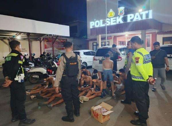 Blue Light Patrol Polresta Pati Amankan Belasan Remaja Yang Diduga Hendak Tawuran Blue Light Patrol Polresta Pati Amankan Belasan Remaja Yang Diduga Hendak Tawuran