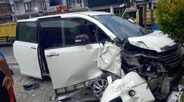 Minibus Tabrak Sejumlah Motor di Jalan Raya Parung, 9 Orang Jadi Korban Minibus Tabrak Sejumlah Motor di Jalan Raya Parung, 9 Orang Jadi Korban