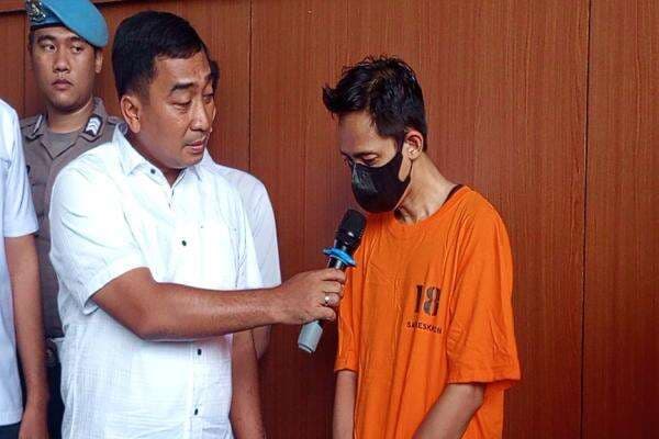 8 Detik Rekam Mahasiswi Mandi Bikin Tamat Karier Azwindar Dokter PPDS UI 8 Detik Rekam Mahasiswi Mandi Bikin Tamat Karier Azwindar Dokter PPDS UI