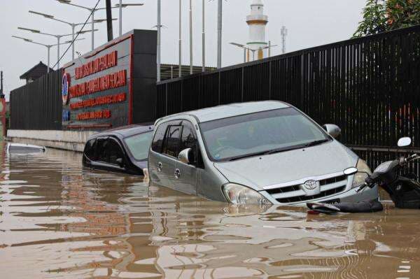 8 Hal Ini Bisa Mengurangi Kerusakan Mobil dan Motor Akibat Banjir 8 Hal Ini Bisa Mengurangi Kerusakan Mobil dan Motor Akibat Banjir
