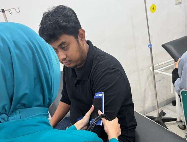 Jurnalis iNews Dikeroyok OTK dan Diludahi saat Liputan di Rumah Dinas Bupati Lampung Tengah Jurnalis iNews Dikeroyok OTK dan Diludahi saat Liputan di Rumah Dinas Bupati Lampung Tengah