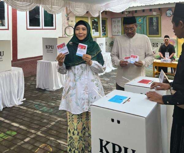 Umi Rohmi Nyoblos di TPS 6 Selong Lombok Timur Umi Rohmi Nyoblos di TPS 6 Selong Lombok Timur