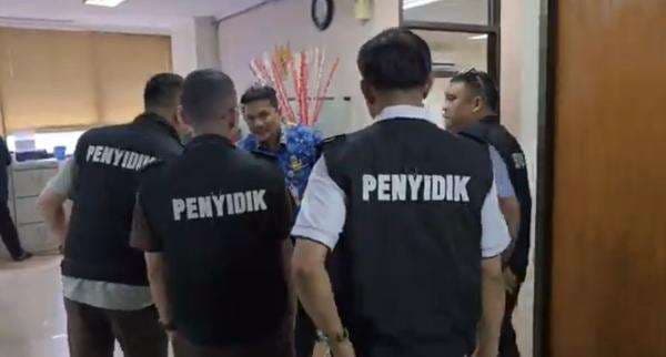 Kejari Geledah Kantor Pemkot Jaktim, Usut Dugaan Korupsi Pengadaan Mesin Jahit Kejari Geledah Kantor Pemkot Jaktim, Usut Dugaan Korupsi Pengadaan Mesin Jahit