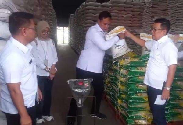 Dirut Bulog Lempar Beras SPHP ke Lantai saat Sidak di Jateng, Ini Alasannya Dirut Bulog Lempar Beras SPHP ke Lantai saat Sidak di Jateng, Ini Alasannya