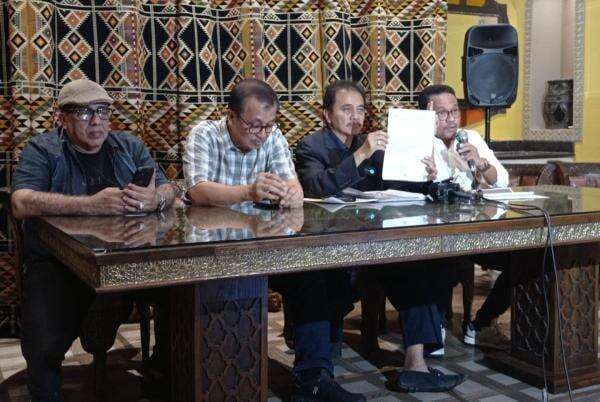 Roy Suryo Sentil Rismon Sianipar yang Ungkit Lagi Kasus Panci: Perkara Sudah Inkrah Roy Suryo Sentil Rismon Sianipar yang Ungkit Lagi Kasus Panci: Perkara Sudah Inkrah