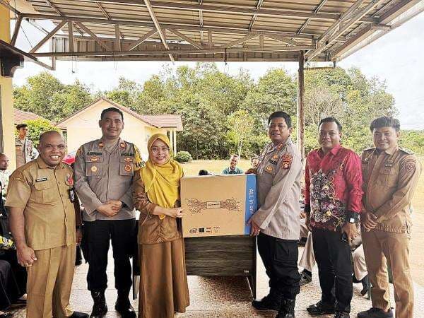 Dukung Pendidikan, Polres Seruyan Serahkan Bantuan Komputer dan Laptop ke Sekolah Dukung Pendidikan, Polres Seruyan Serahkan Bantuan Komputer dan Laptop ke Sekolah