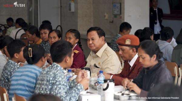 Prabowo Makan Siang Bersama Orang Tua dan Siswa SRMP 17 Tabanan, Menu Ayam Goreng hingga Telur Prabowo Makan Siang Bersama Orang Tua dan Siswa SRMP 17 Tabanan, Menu Ayam Goreng hingga Telur