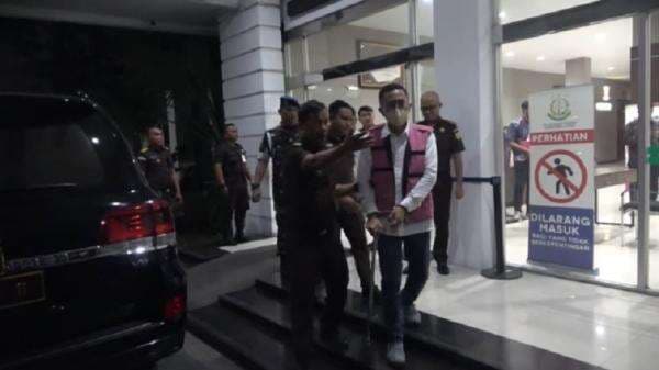 Kejati Sumut Tahan Tersangka Baru Korupsi Pengadaan Kapal Tunda Senilai Rp135 Miliar Kejati Sumut Tahan Tersangka Baru Korupsi Pengadaan Kapal Tunda Senilai Rp135 Miliar