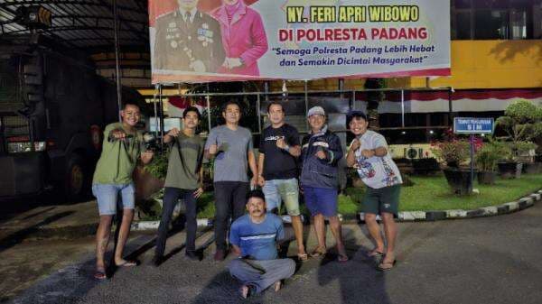 Tiga Tahun Buron, Pelaku Pencabulan Anak Tiri di Padang Ditangkap Polisi Saat Sedang Makan Tiga Tahun Buron, Pelaku Pencabulan Anak Tiri di Padang Ditangkap Polisi Saat Sedang Makan