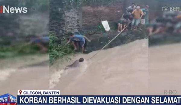 Dramatis! Warga Cilegon Evakuasi Pria Terseret Banjir Sungai Cibeber Dramatis! Warga Cilegon Evakuasi Pria Terseret Banjir Sungai Cibeber