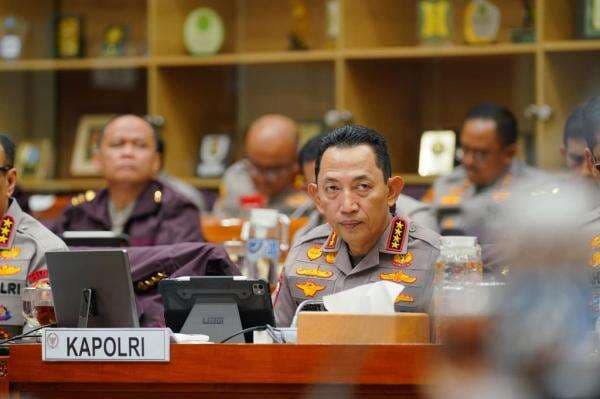 Kapolri Jamin Tak Sembarangan Tempatkan Polisi di Luar Struktur: Harus Ada Permintaan dari Kementerian Kapolri Jamin Tak Sembarangan Tempatkan Polisi di Luar Struktur: Harus Ada Permintaan dari Kementerian