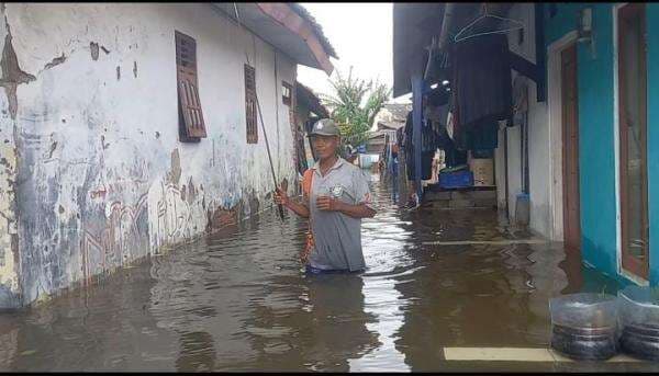 Hujan Intensitas Tinggi Tanpa Henti, 17 Kecamatan di Kabupaten Bekasi Terendam Banjir Hujan Intensitas Tinggi Tanpa Henti, 17 Kecamatan di Kabupaten Bekasi Terendam Banjir