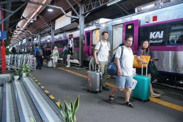 82.115 Penumpang Kereta Tiba di Daop 4 Semarang, Puncak Arus Mudik Diprediksi H-2 Lebaran 82.115 Penumpang Kereta Tiba di Daop 4 Semarang, Puncak Arus Mudik Diprediksi H-2 Lebaran