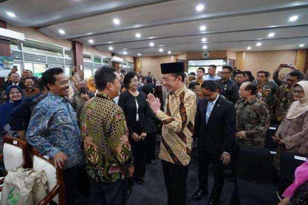 Momen Jokowi dan Menhut Hadiri Dies Natalis Fakultas Kehutanan UGM Momen Jokowi dan Menhut Hadiri Dies Natalis Fakultas Kehutanan UGM