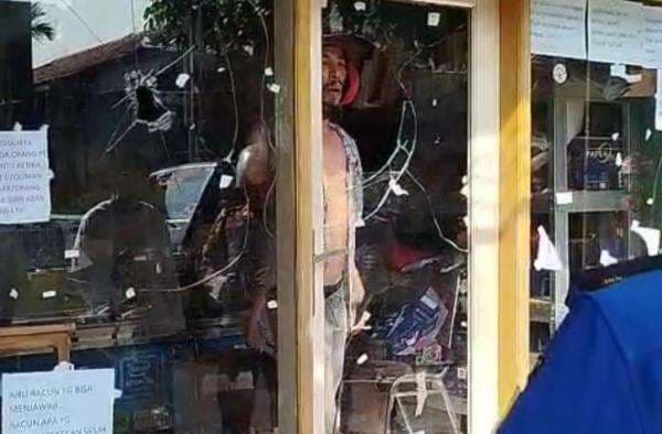 Ayah Nekat Sandera Dua Anak Kandungnya Dalam Ruko di Pasar Rebo Jaktim Ayah Nekat Sandera Dua Anak Kandungnya Dalam Ruko di Pasar Rebo Jaktim