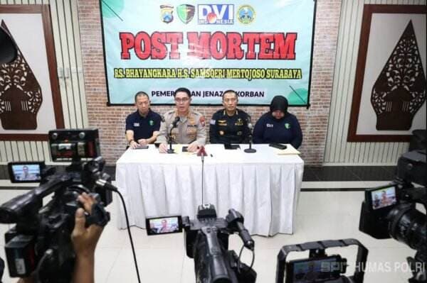 Polda Jatim Ajak Warga Doakan Seluruh Jenazah Korban Ponpes Al Khoziny Segera Teridentifikasi Polda Jatim Ajak Warga Doakan Seluruh Jenazah Korban Ponpes Al Khoziny Segera Teridentifikasi