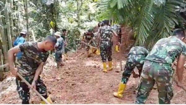 Prajurit TNI Dikerahkan Buka Akses Jalan Terisolasi di Agam usai Banjir Bandang Prajurit TNI Dikerahkan Buka Akses Jalan Terisolasi di Agam usai Banjir Bandang